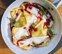 Запеченные блины с сыром Камамбер и брусничным вареньем