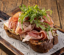 Брускетта с тамбовским окороком