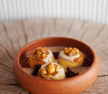 Сырники в соусе из топленого молока и брусники