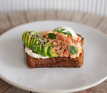 Бриошь с авокадо и крабом