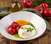 Салат с Бурратой, печёным перцем и помидорами