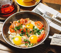 Яичница из трех яиц с тамбовским окороком и томатами