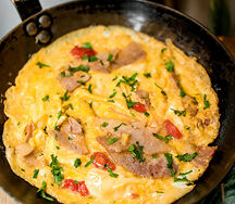 Омлет из трех яиц с тамбовским окороком и томатами