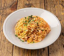 Спагетти с камчатским крабом в томатном соусе