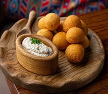 Пончики с соусом из щучьей икры