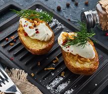 Картофель печеный со сметаной
