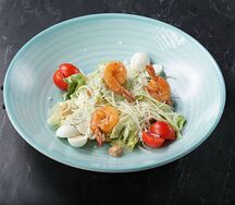 Салат Цезарь с креветками