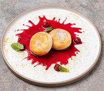 Сырники с вишневым соусом