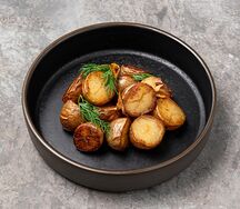 Беби картофель с жареным чесноком