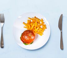 Бургер с говядиной и картофелем фри