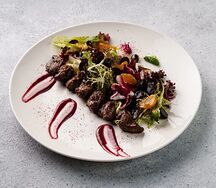 Теплый салат с куриной печенью и лесными ягодами