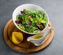 Зеленый салат с авокадо