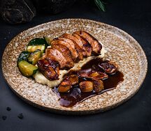 Утка с картофельным пюре, соусом демиглас и белыми грибами