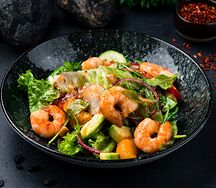 Салат с тигровыми креветками и овощами