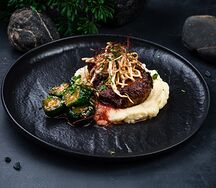 Филе-миньон с картофельным пюре и ореховым соусом