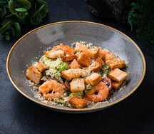 Салат цезарь с креветками