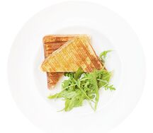 Тост с курицей и вяленными томатами