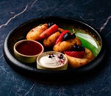 Сырники со сметаной и клубнично-базиликовым соус