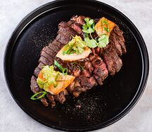 Рибай с перечным соусом и жареными эрингами