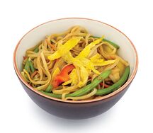 Японская лапша Удон с курицей, яйцом и овощами