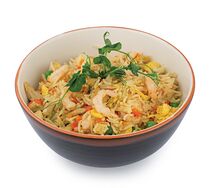 Смешанный рис с курицей, креветками, овощами и яйцом