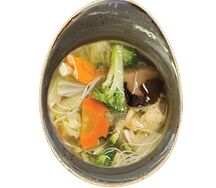 Куриный суп с рисовой лапшой, яйцом и грибами шиитаке