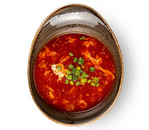 Томатный суп с курицей и яйцом