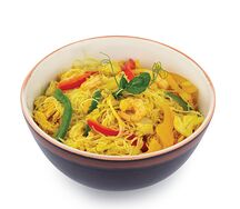 Рисовая лапша с креветками, курицей, овощами и яйцом