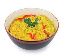 Рисовая лапша с овощами по-сингапурски