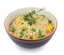 Рис с яйцом и зелёным горошком