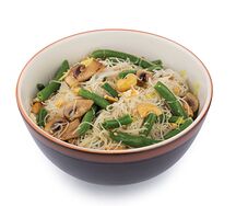 Рисовая лапша с овощами и индийскими орехами