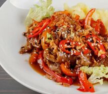 Говядина по-тайски с овощами и пюре из картофеля