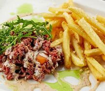 Тартар из говядины с ореховым соусом и картофелем фри