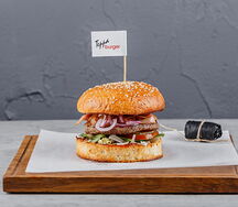 Terra Burger с говядиной и соусом медовый барбекю