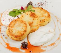 Сырники со сметаной и кленовым сиропом