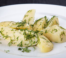 Отварной картофель с укропом
