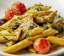Пенне с индейкой, овощами и соусом песто