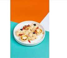 Сырники с муссом из вареной сгущенки и свежими ягодами