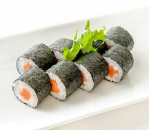 Ролл с копчёной форелью