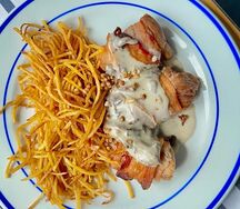 Медальоны из свинины с грибным соусом и картофелем пай
