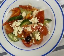 Овощной салат с брынзой и маслинами