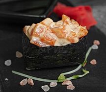 Острый гункан с лососем