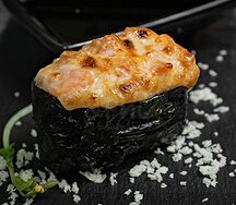 Запеченный гункан с лососем