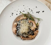 Спагетти Only Black с сёмгой и креветками