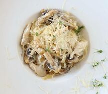 Феттуччине с курицей и грибами в сливочном соусе