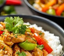 Курица по-тайски с овощами и рисом