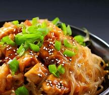 Курица в соусе терияки с овощами и стеклянной лапшой