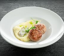 Мясные котлеты с картофельным пюре и грибным жюльеном