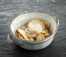 Вареники с печеной грушей и кремом из сливочного сыра