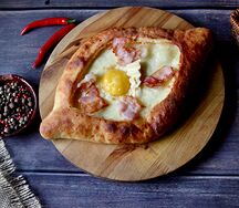 Хачапури по-аджарски с беконом